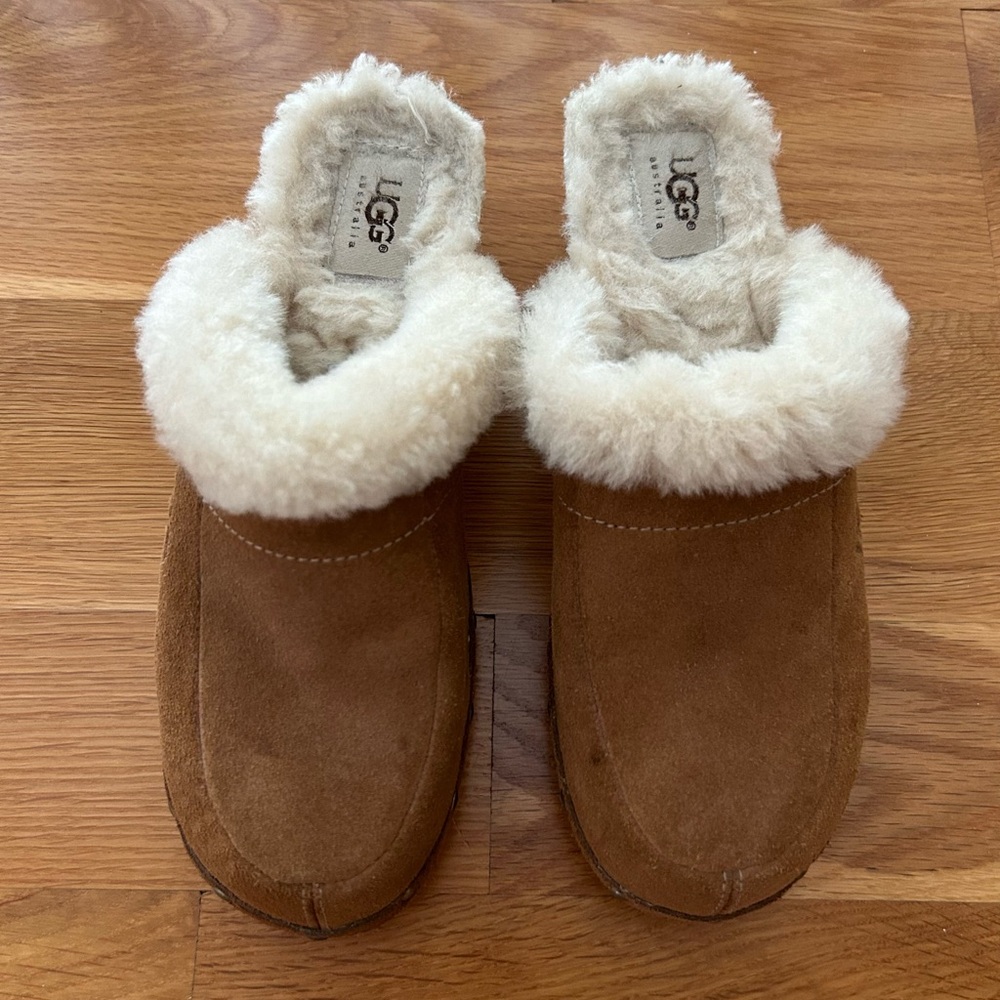 Ugg fur clogs size 7. Very good condition